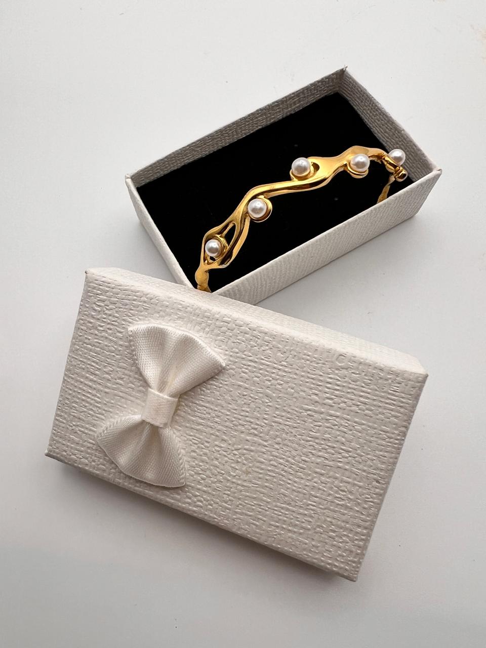 Jewellery Box with Elegant Gold-Tone Set